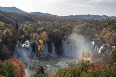 Bosna ve Hercegovina 'nın güneyindeki Kravice' ye su düştü. Dokunulmamış doğa, karbondioksit salınımı ve çevreyi kurtardı. 