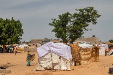 Afrika 'daki mülteci kampı, güvensizlik ve silahlı çatışma nedeniyle sığınan insanlarla dolu. Çok kötü koşullarda yaşayan insanlar, yiyecek eksikliği, temiz su ve kalacak uygun bir barınak. 