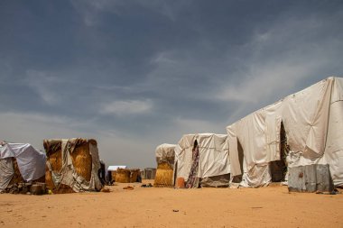 Afrika 'daki mülteci kampı, güvensizlik ve silahlı çatışma nedeniyle sığınan insanlarla dolu. Çok kötü koşullarda yaşayan insanlar, yiyecek eksikliği, temiz su ve kalacak uygun bir barınak. 