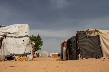 Afrika 'daki mülteci kampı, güvensizlik ve silahlı çatışma nedeniyle sığınan insanlarla dolu. Çok kötü koşullarda yaşayan insanlar, yiyecek eksikliği, temiz su ve kalacak uygun bir barınak. 