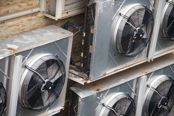 Dış duvarda birkaç endüstriyel havalandırma ünitesi var.