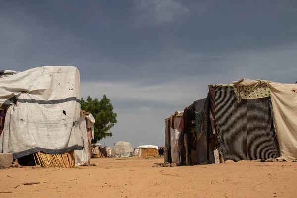在非洲的难民营 到处都是因不安全和武装冲突而避难的人 生活条件极差 缺乏食物 清洁水和适当住所的人 — 图库照片