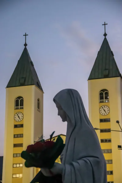 メジュゴリエ教会の聖母像 1981年以来 6人の地元の子供たちが聖母マリアのビジョンを見ていたと述べたとき Medjuorjeはカトリック巡礼の未承認の目的地となっています — ストック写真