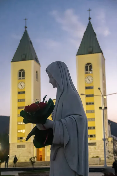 メジュゴリエ教会の聖母像 1981年以来 6人の地元の子供たちが聖母マリアのビジョンを見ていたと述べたとき Medjuorjeはカトリック巡礼の未承認の目的地となっています — ストック写真