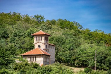 Sırbistan 'ın Vrsac kenti yakınlarındaki Malo Srediste Manastırı, 15. yüzyılda Despot Jovan Brankoviç tarafından yapıldı. Ortodoks dini, kilise, manastır