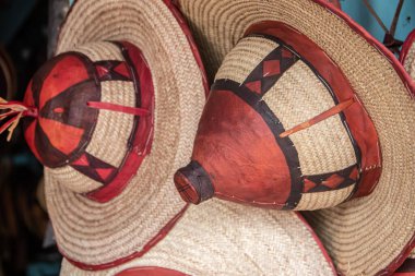 Nijerya Fulani kabilesinin tipik renkli şapkaları, her şeyin el yapımı olduğu turistik el sanatları atölyesinde sergileniyor.