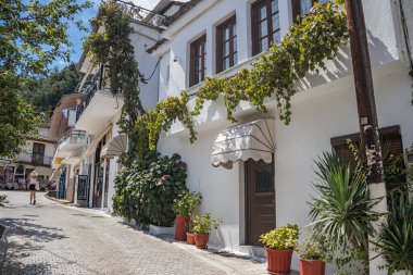 Selanik 'in güneydoğusundaki Thasos Adası' nda Potamia adında küçük bir köyde, kırsal kesim ev tarzına sahip tipik dar Yunan caddeleri ve mimarisi 