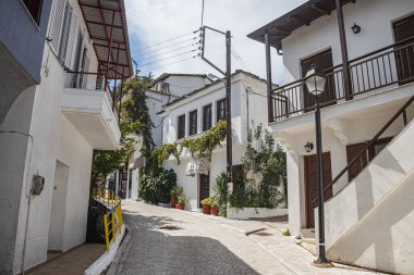 Selanik 'in güneydoğusundaki Thasos Adası' nda Potamia adında küçük bir köyde, kırsal kesim ev tarzına sahip tipik dar Yunan caddeleri ve mimarisi 