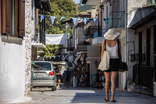 Mulher Nova Que Anda Ruas Gregas Estreitas Típicas Com Arquitetura — Fotografia de Stock