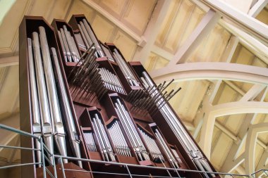 Nijerya 'nın başkenti Abuja' daki ana modern Katolik Kilisesi 'nde geleneksel tarzda çelik ve keresteden yapılmış büyük ve etkileyici bir kilise organı.