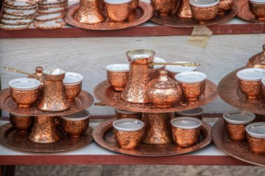 Bosna Türk kahvesi Osmanlı tarzında servis ediliyor. Dzezva ve Fildzan adı verilen bakır kaplar, kahve içmenin çok geleneksel bir yolu.