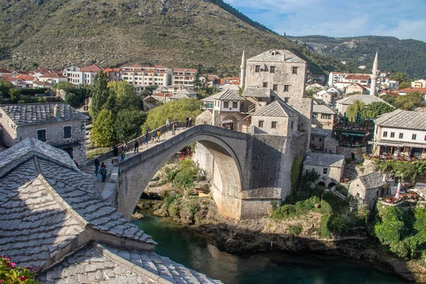 Bosna-Hersek 'in güneyindeki Mostar kentinde güneş banyosu yapan Eski Köprü (Stari Most), zamanın sonsuz kucaklaşmasının bir göstergesi olarak, aşağıdaki masmavi suları kaplıyor, yıpranmış taşları tarihin yüzyıllar öncesini anlatıyor ve geçmişi günümüze bağlıyor..