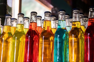 Aromatik ev yapımı ve çok sağlıklı konyak (Sırp Rakija) şişenin içinde farklı otlar, mükemmel dekoratif hediye