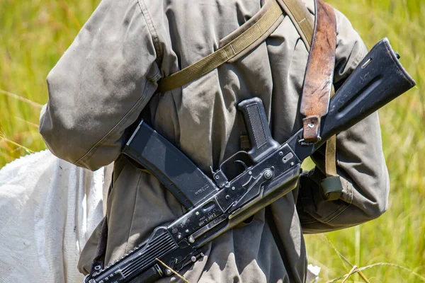 ジンバブエの動物保護公園で銃Ak47で武装レンジャー Imire Rhinoと野生動物保護区 — ストック写真