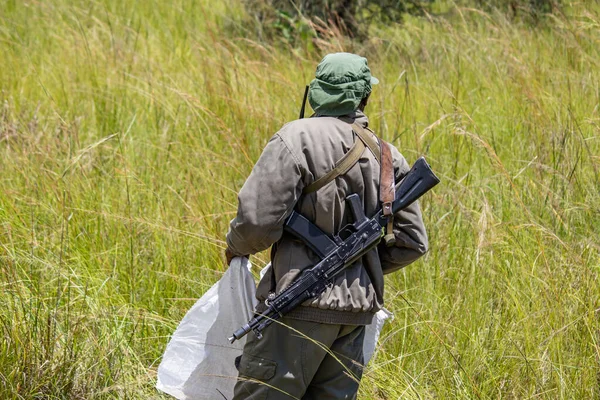 ジンバブエの動物保護公園 Imire Rhino Wildlife Conservancyで銃で武装したレンジャー — ストック写真