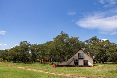 Hafta sonu evi tropikal köy tarafında, Chivero Gölü yakınlarında, Harare 'den 1 saat uzaklıkta, Zimbabwe' nin başkenti.