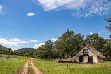 Hafta sonu evi tropikal köy tarafında, Chivero Gölü yakınlarında, Harare 'den 1 saat uzaklıkta, Zimbabwe' nin başkenti.