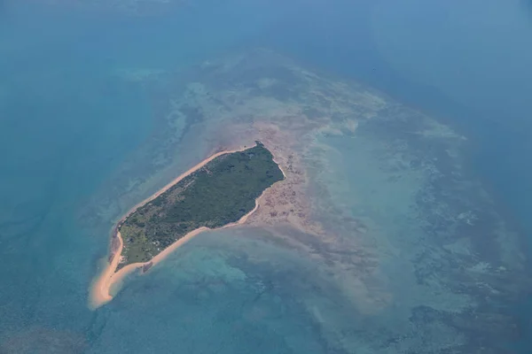 热带天堂美丽的岛屿从上方俯瞰 空中俯瞰清澈碧绿的海水 令人惊奇的浪漫之旅目的地 莫桑比克海岸 — 图库照片
