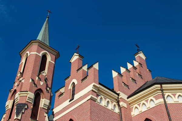 폴란드의 바텀에 십자가 교회는 치솟는 인상적 건축물로 특징을 이루고 전면은 — 스톡 사진