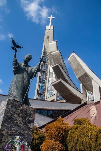 波兰马洛波尔斯卡Radymno附近Orly村的教区教堂 外面有约翰 保罗二世雕像 — 图库照片