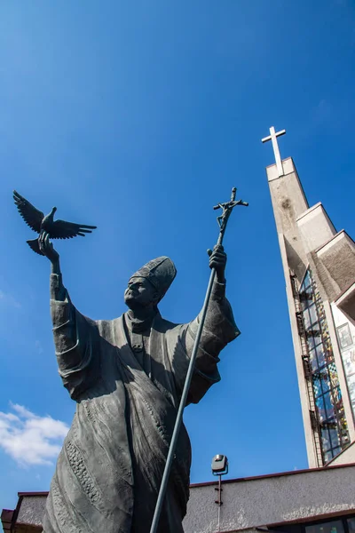 ポーランドのマロポルスカ州ラディムノ近郊のオーリー村にある教区教会で 外にはジョン ポール2世像が立っている — ストック写真