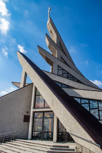 ポーランドのマロポルスカ州ラディムノ近郊のオーリー村にある教区教会で 外にはジョン ポール2世像が立っている — ストック写真