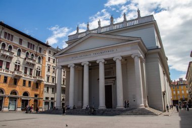 İtalya, Trieste 'deki Piazza Sant' Antonio Nuovo büyüleyici bir atmosferi olan canlı bir meydan. Tarihi 19. yüzyıla dayanır ve zarif binalar, görkemli bir çeşme ve Aziz Anthony heykeliyle süslenir. Yerel halk için toplanma yeri