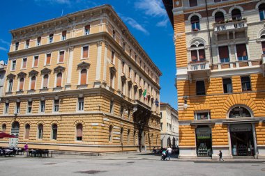 Trieste 'nin sokakları mimari stil klasik, Art Nouveau ve daha fazlasının büyüleyici bir karışımıdır. Parke taşları şehrin tarihi, kültürü ve Adriyatik Denizi manzaralarını gözler önüne sererek renkli binalar, kafeler ve dükkanlar arasında esiyor..