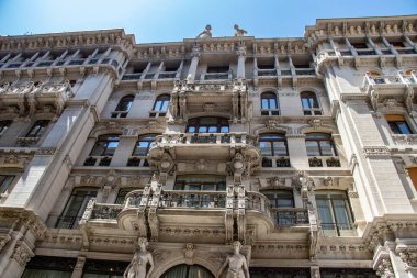 İtalya 'nın Trieste kentindeki Casa Terni Smolars, eşsiz tasarımı ve tarihsel önemi ile karakterize edilen ve Art Nouveau stilinin güzelliğini gözler önüne seren mimari bir mücevherdir. Trieste' de bir mimari başyapıt ve kültürel yapı olarak kabul edilir..