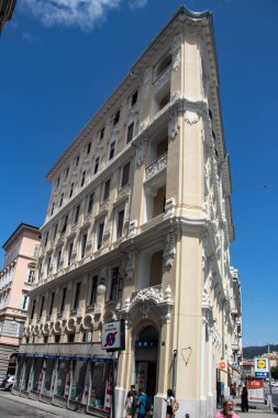 Casa Junz-Calabrese (Casa Mordo olarak da bilinir), İtalya 'nın Trieste kentinde çarpıcı mimarisi ve tarihsel önemi olan sembolik bir binadır. 20. yüzyılın başlarında inşa edilmiş ve inşaatı 1905 yılında tamamlanmıştır..