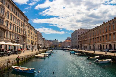 Büyük Kanal, Borgo Teresiano 'nun göbeğinde, Trieste şehrinin tam ortasında demiryolu istasyonu ile Piazza Ünite d' Italia arasında bulunan seyir edilebilir bir kanaldır..