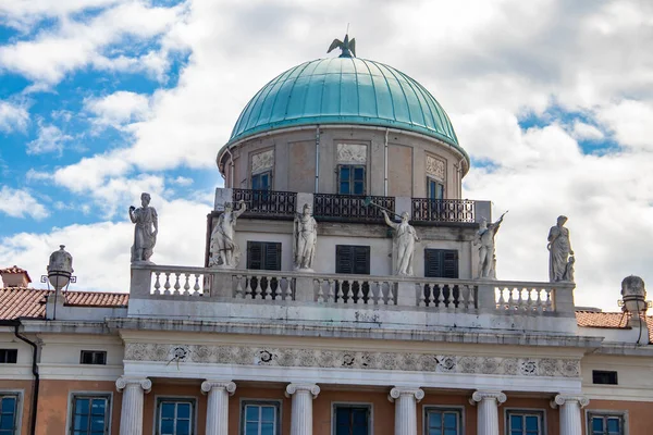 Carciotti Palace Триесте Является Архитектурной Жемчужиной Известной Своей Изысканной Элегантностью — стоковое фото