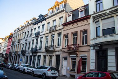 Brüksel mimarisi Gotik 'ten Art Nouveau' ya büyüleyici bir stil karışımı sergiliyor. Büyük saraylar, gösterişli cepheler ve Atomium ve Grand Place gibi çarpıcı simgeler şehrin zengin mimari mirasının bir örneğidir.