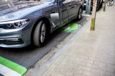 Elektrik aracı için kamu şarj istasyonu, yenilenebilir enerji ve CO2 emisyonunun azaltılması, yeşil girişim