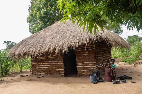 Afrika 'nın ücra bir köyünde sazdan çatılı, çok basit ve kötü yaşam koşulları olan tipik bir kırsal çamur evi.