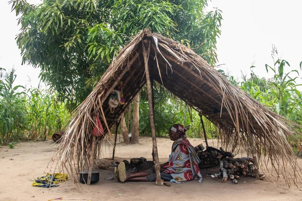 Makonde部落的老太太坐在原始厨房里准备当地的传统食物 石子之间简单的金属罐着火 — 图库照片