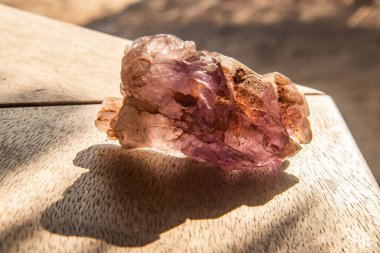 Pembe ametist, doğal ve cilalanmamış haliyle şeffaf berraklığa sahip yumuşak pembe renkleri ortaya çıkarır. Bu eşsiz mücevher, narin güzelliği ile her türlü zarafete bir dokunuş getiren sakinleştirici ve yatıştırıcı bir atmosfer yayar..