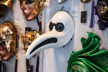 Venedik 'teki bir hediyelik eşya dükkanında hayali Venedik karnaval maskeleri.