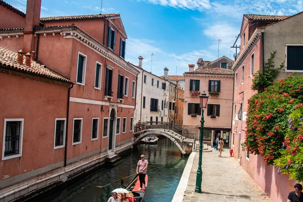 Touristic Gondola Narrow Grand Canal Buildings Venice Italy Boat Gondolier — стоковое фото