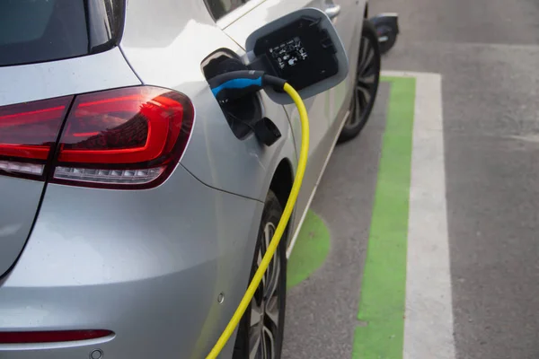 电动汽车 电动汽车 的公共收费站 连接插头充电的车辆 减少二氧化碳和绿色能源 生态和环境友好型可再生能源 图库图片