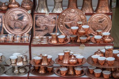 Türk lokum bardakları, tencere, çaydanlık ve hediyelik eşyalar bakırdan yapılır. Bosna-Hersek 'in Mostar kenti. Çay ve kahve sevenler için geleneksel el işi üretimi