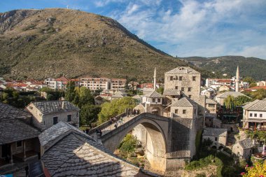 Bosna Hersek 'in Neretva Nehri ile Mostar Köyü' ndeki Stari Most (eski köprü) manzarası, Bosna-Hersek 'in Mostar kentindeki 16. yüzyıl Osmanlı köprüsü, Neretva Nehri' ni geçerek kentin iki kesimini birbirine bağlıyor.