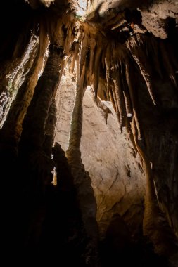 Resavska Pecina 'nın içi sarkıtların, dikitlerin ve eşsiz mineral oluşumlarının büyüleyici bir senfonisidir. Yumuşak ve büyüleyici renklerle aydınlatılır..