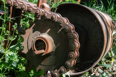 Mayın tarlasından kömür çıkarmak için eski bir maden vagonunda metalik zincirle paslı vites sürücüsü. Buhar çekiş motoru bozuk.
