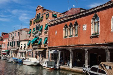 Murano, Venedik, İtalya 'daki kanallar ve binalar. Murano eğer dünyaca ünlü Murano cam üretimiyle tanınıyorsa, Venedik 'in bu bölgesinde çok karakteristik sanat gelişmiştir.