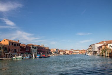 Murano, Venedik, İtalya 'daki kanallar ve binalar. Murano eğer dünyaca ünlü Murano cam üretimiyle tanınıyorsa, Venedik 'in bu bölgesinde çok karakteristik sanat gelişmiştir.