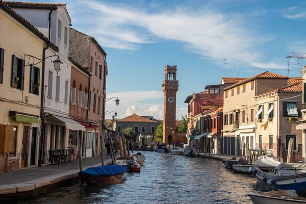Murano, Venedik, İtalya 'daki kanallar ve binalar. Murano eğer dünyaca ünlü Murano cam üretimiyle tanınıyorsa, Venedik 'in bu bölgesinde çok karakteristik sanat gelişmiştir.