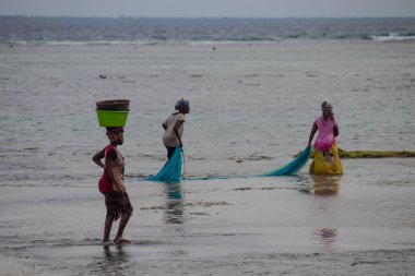 Afrika 'da geleneksel kırsal kesimde balık yakalayan Afrikalı Kadın siluetleri