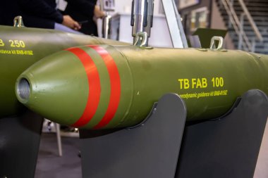 Serbest düşüş GPS güdümlü bombanın başı, sanayi tesisleri ve yollar gibi orta seviye hedeflere saatte 1000 km hızla saldırmak için