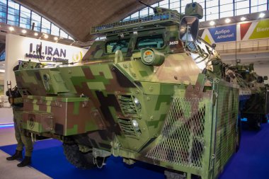 Sırbistan 'ın başkenti Belgrad' da düzenlenen uluslararası silah fuarında, ölümcül makineli tüfek ve roketatar ile kamuflaj renkleriyle boyanmış zırhlı savaş aracı